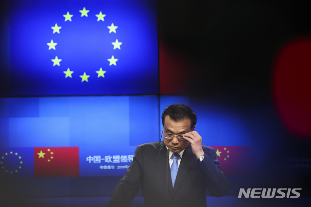 【브뤼셀=AP/뉴시스】4월9일(현지시간) 벨기에 브뤼셀에서 열린 유럽연합(EU) 중국 정상회의에서 리커창 중국 총리가 EU의 도날트 투스크 정상회의 상임의장 및 장-끌로드 융커 집행위원장과의 공동 기자회견장에서 안경을 만지고 있다. 2019.05.20.