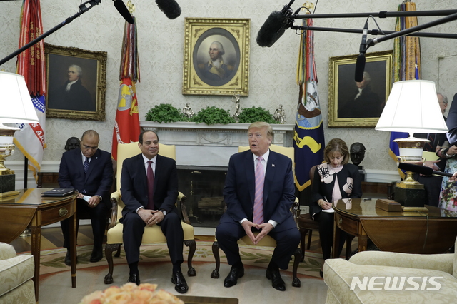 【워싱턴=AP/뉴시스】 도널드 트럼프 미국 대통령이 9일(현지시간) 불법 이민자들에 대한 '가족 분리' 정책을 다시 시작할 계획이 없다고 밝혔다. 트럼프 대통령은 이날 백악관 집무실에서 압델 파타 엘시시 이집트 대통령과 회담하는 자리에서 가족 분리 정책을 다시 시행할 것이란 언론의 보도를 부인했다. 2019.04.09 