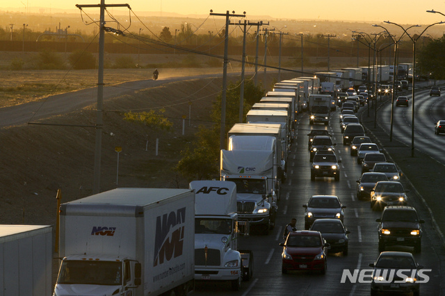 【치우다드 후아레스(멕시코) = AP/뉴시스】 멕시코의 국경도시 치우다드 후아레스에서 9일(현지시간) 국경을 넘기 위해 대개하는 차량들의 장사진. 트럼프 정부의 국경 심사인원의 재배치로 대기시간은 끝없이 길어지고 있다.  
