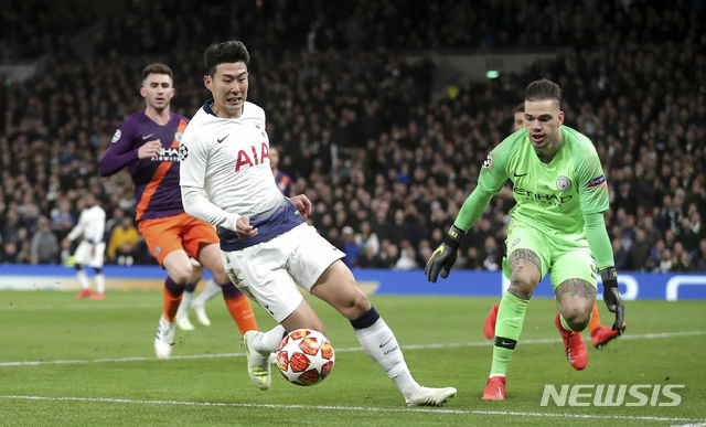  【런던=AP/뉴시스】토트넘의 손흥민이 9일(현지시간) 영국 런던의 토트넘 홋스퍼 스타디움에서 열린 맨체스터 시티와의 2018-2019 UEFA 챔피언스리그 8강 1차전 홈 경기에서 공을 다투고 있다.&nbsp; 손흥민은 처음으로 출전한 챔스리그 8강전에서 골을 뽑아냈으며 토트넘은 맨시티를 상대로 중요한 1-0 승리를 따냈다. 2019.04.10. 