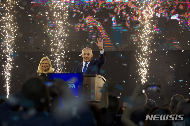 【텔아비브=AP/뉴시스】베냐민 네타냐후 이스라엘 총리가 10일(현지시간) 텔아비브에서 총선 투표가 종료된 후 지지자들에게 손을 흔들고 있다. 2019.04.10&nbsp; 