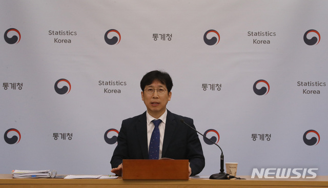 【세종=뉴시스】강종민 기자 = 정동욱 통계청 고용통계과장이 10일 오전 정부세종청사에서 지난달 고용동향을 발표하고 있다.&nbsp; 지난달 15~64세 고용률은 66.2%로 전년동월대비 0.1%p 상승했고, 청년층도 42.9%로 전년동월대비 0.9%p 올랐다.&nbsp; 실업률은 4.3%로 전년동월대비 0.2%p 낮아졌고, 청년층도 10.8%로 전년동월대비 0.8%p 하락한 것으로 나타났다.&nbsp; 취업자는 2680만 5000명으로 전년동월대비 25만 명 증가했다. 2019.04.10.&nbsp; ppkjm@newsis.com