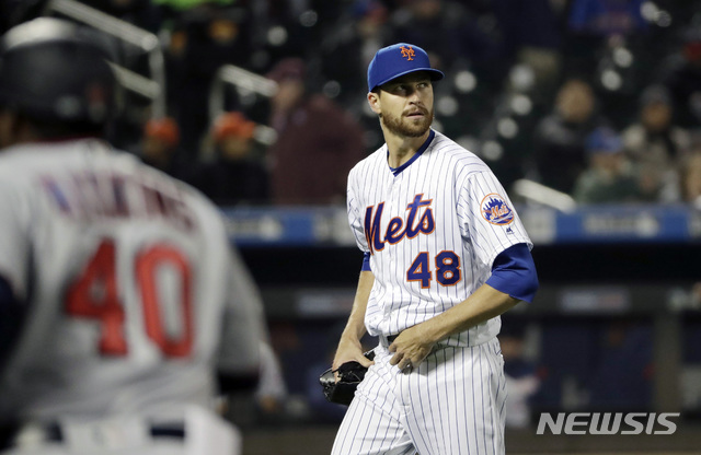 【뉴욕=AP/뉴시스】 뉴욕 메츠의 제이콥 디그롬이 10일(한국시간) 미국 뉴욕주 플러싱의 시티 필드에서 열린 2019 메이저리그(MLB) 미네소타 트윈스와의 경기에 선발 등판해 3회초 홈런을 얻어맞은 뒤 아쉬운 표정을 짓고 있다.