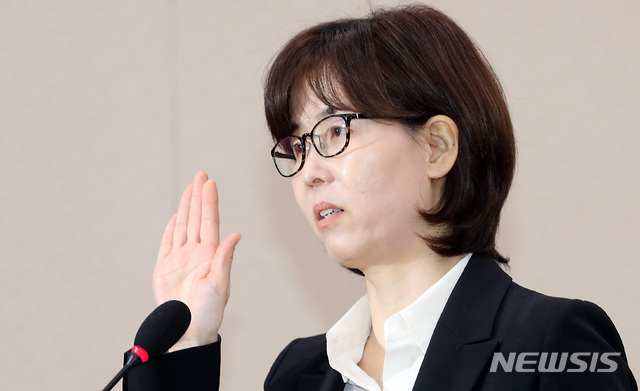 【서울=뉴시스】이종철 기자 = 이미선 헌재 재판관 후보자가 10일 서울 여의도 국회에서 열린 법제사법위원회 전체회의 인사청문회에서 선서를 하고 있다. 2019.04.10.&nbsp; jc4321@newsis.com