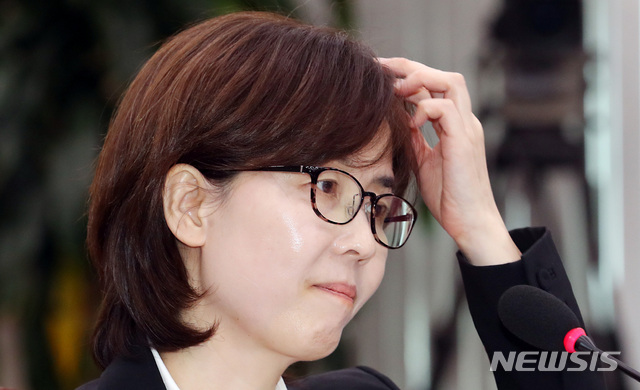 【서울=뉴시스】이종철 기자 = 이미선 헌재 재판관 후보자가 10일 서울 여의도 국회에서 열린 법제사법위원회 전체회의 인사청문회에서 주식에 대한 의원들의 질의에 곤혹스러워 하고 있다. 2019.04.10.&nbsp; jc4321@newsis.com