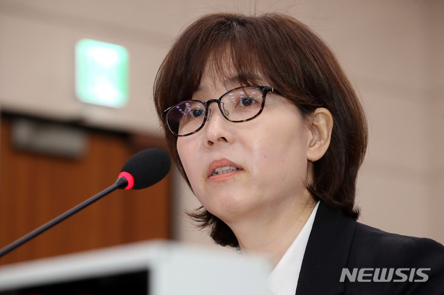 【서울=뉴시스】이종철 기자 = 이미선 헌재 재판관 후보자가 10일 서울 여의도 국회에서 열린 법제사법위원회 전체회의 인사청문회에서 답변을 하고 있다. 2019.04.10.&nbsp; jc4321@newsis.com