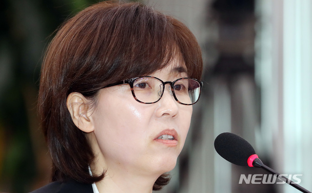 【서울=뉴시스】이종철 기자 = 이미선 헌재 재판관 후보자가 10일 서울 여의도 국회에서 열린 법제사법위원회 전체회의 인사청문회에서 답변을 하고 있다. 2019.04.10. jc4321@newsis.com