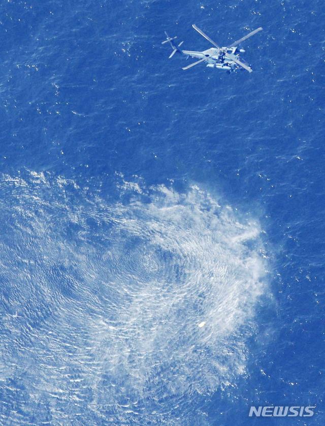 【아오모리=AP/뉴시스】10일(현지시간) 일본 해상자위대 소속 헬기 한 대가 아오모리현 인근 해상에서 추락한 것으로 보이는 전투기 F-35A기를 수색하고 있다.&nbsp; 현지 당국은 일본 항공자위대 소속 F-35A 스텔스 전투기 1대가 야간 훈련 중 태평양으로 추락해 일부 잔해가 회수됐으며 조종사 생사는 아직 알려지지 않았다고 밝혔다. 2019.04.10. 