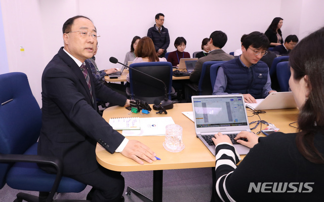 【세종=뉴시스】강종민 기자 = 홍남기 경제부총리 겸 기획재정부 장관이 10일 정부세종청사에서 열린 출입기자 간담회에서 정부가 추진중인 추가경정예산 규모는 7조원을 넘지 않을 것이라고 밝히고 있다. 2019.04.10.&nbsp; ppkjm@newsis.com