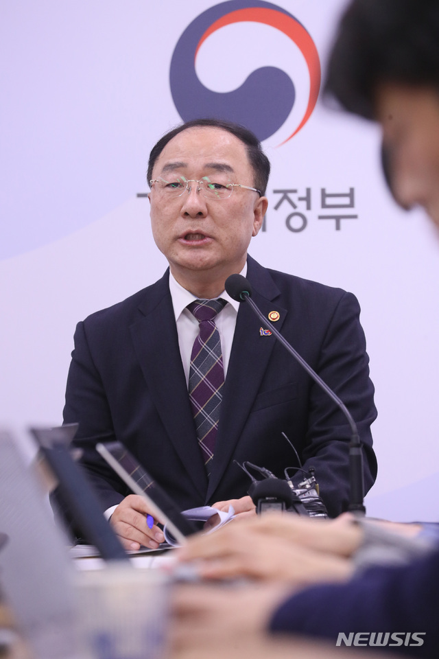 【세종=뉴시스】강종민 기자 = 홍남기 경제부총리 겸 기획재정부 장관이 10일 정부세종청사에서 열린 출입기자 간담회에서 정부가 추진중인 추가경정예산 규모는 7조원을 넘지 않을 것이라고 밝히고 있다. 2019.04.10.&nbsp; ppkjm@newsis.com