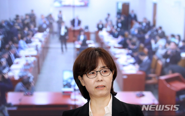 【서울=뉴시스】이종철 기자 = 이미선 헌재 재판관 후보자가 10일 서울 여의도 국회에서 열린 법제사법위원회 전체회의 인사청문회에서 긴장을 하고 있다. 2019.04.10.&nbsp; jc4321@newsis.com