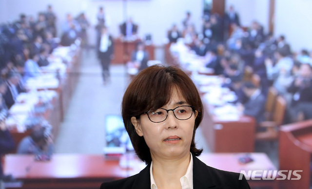 【서울=뉴시스】이종철 기자 = 이미선 헌재 재판관 후보자가 10일 서울 여의도 국회에서 열린 법제사법위원회 전체회의 인사청문회에서 긴장을 하고 있다. 2019.04.10.&nbsp; jc4321@newsis.com