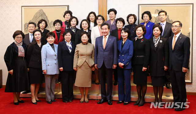 【서울=뉴시스】박주성 기자 = 이낙연 국무총리가 10일 오후 서울 종로구 삼청동 총리공관에서 열린 한국여성경제인협회 오찬 간담회 전 정윤숙 여성경제인협회장을 비롯한 참석자들과 기념촬영을 하고 있다. 2019.04.10. park7691@newsis.com
