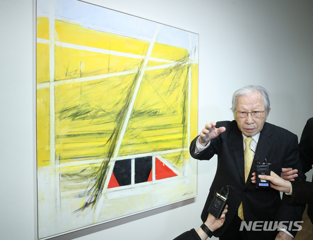 【서울=뉴시스】조수정 기자 = 국내 최고령 화백인 김병기 작가가 만 103세 생일을 맞은 10일 오전 서울 평창동 가나아트센터에서 개인전 '여기, 지금(Here and Now)' 개막 기자간담회를 열고 2019년 신작 '산의 동쪽-서사시(Mountian East-Epic)'를 소개하고 있다. 뉴시스DB. 2019.04.10. chocrystal@newsis.com