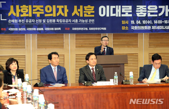 【서울=뉴시스】이종철 기자 = 지난 4월 10일 서울 여의도 국회 의원회관에서 열린 사회주의자 서훈 이대로 좋은가! 손혜원 부친 유공자 선정 및 김원봉 독립유공자 서훈 가능성 관련 토론에 참석한 자유한국당 정태옥 의원이 인사말을 하고 있다. 2019.04.10. jc4321@newsis.com