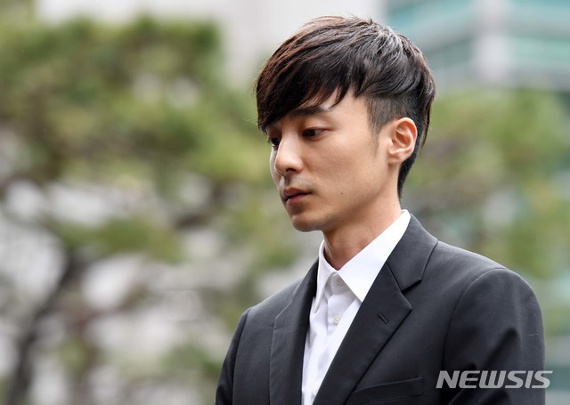 【서울=뉴시스】김병문 수습기자 = 단체 채팅방에서 음란물을 유포한 혐의를 받고 있는 가수 로이킴이 지난 10일 서울 종로구 서울경찰청 광역수사대에 출석하고 있다. 2019.04.10. photo@newsis.com