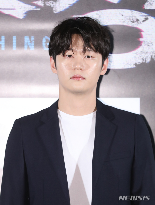 【서울=뉴시스】조수정 기자 = 배우 이학주가 영화 '왓칭' 언론시사회가 열린 10일 오후 서울 이촌동 CGV용산아이파크몰에서 포즈를 취하고 있다. 영화 '왓칭'은 4월 17일 개봉한다. 2019.04.10. chocrystal@newsis.com