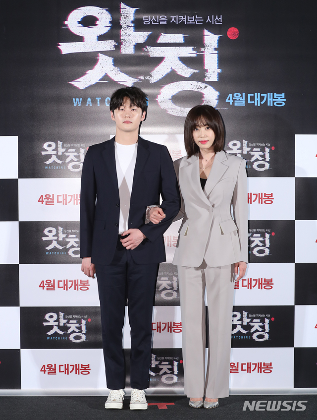 【서울=뉴시스】조수정 기자 = 배우 이학주와 강예원(오른쪽)이 영화 '왓칭' 언론시사회가 열린 10일 오후 서울 이촌동 CGV용산아이파크몰에서 포즈를 취하고 있다. 영화 '왓칭'은 4월 17일 개봉한다. 2019.04.10. chocrystal@newsis.com