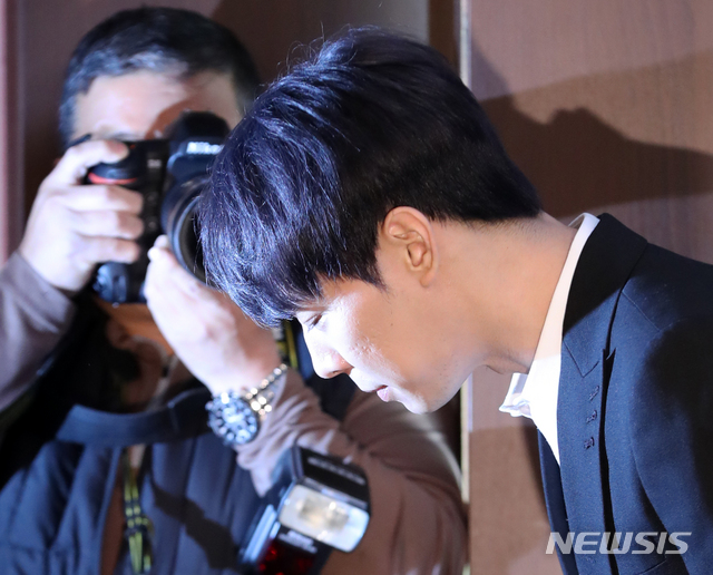 【서울=뉴시스】이윤청 수습기자 = 그룹 'JYJ' 멤버 박유천이 마약 투약 혐의로 구속된 남양유업 창업주의 외손녀 황하나씨 사건과 관련해 10일 오후 서울 중구 한국프레스센터에서 열린 기자회견에서 인사하고 있다.&nbsp; 황씨는 유명 연예인 A가 마약 투약을 권유했다고 주장했고 일부에서 박유천을 A로 지목했다. 2019.04.10.&nbsp; radiohead@newsis.com