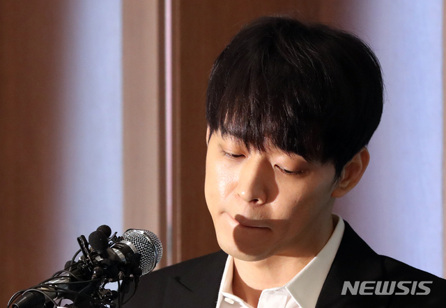 【서울=뉴시스】이윤청 수습기자 = 그룹 'JYJ' 멤버 박유천이 마약 투약 혐의로 구속된 남양유업 창업주의 외손녀 황하나씨 사건과 관련해 10일 오후 서울 중구 한국프레스센터에서 기자회견을 열고 발언하고 있다. 황씨는 유명 연예인 A가 마약 투약을 권유했다고 주장했고 일부에서 박유천을 A로 지목했다. 2019.04.10. radiohead@newsis.com