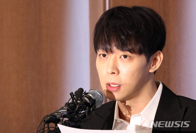 【서울=뉴시스】이윤청 수습기자 = 그룹 'JYJ' 멤버 박유천이 마약 투약 혐의로 구속된 남양유업 창업주의 외손녀 황하나씨 사건과 관련해 10일 오후 서울 중구 한국프레스센터에서 기자회견을 열고 발언하고 있다. 황씨는 유명 연예인 A가 마약 투약을 권유했다고 주장했고 일부에서 박유천을 A로 지목했다. 2019.04.10. radiohead@newsis.com