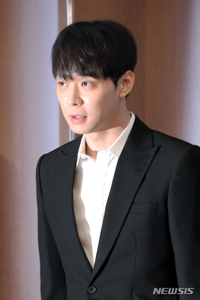 【서울=뉴시스】이윤청 수습기자 = 그룹 'JYJ' 멤버 박유천이 마약 투약 혐의로 구속된 남양유업 창업주의 외손녀 황하나씨 사건과 관련해 10일 오후 서울 중구 한국프레스센터에서 열린 기자회견에서 인사하고 있다.&nbsp; 황씨는 유명 연예인 A가 마약 투약을 권유했다고 주장했고 일부에서 박유천을 A로 지목했다. 2019.04.10.&nbsp; radiohead@newsis.com