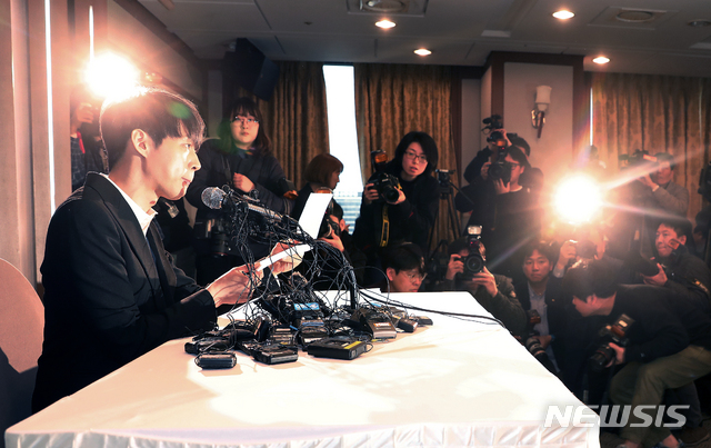 【서울=뉴시스】김병문 수습기자 = 그룹 'JYJ' 멤버 박유천이 마약 투약 혐의로 구속된 남양유업 창업주의 외손녀 황하나씨 사건과 관련해 10일 오후 서울 중구 한국프레스센터에서 기자회견을 하고 있다.&nbsp; 황씨는 유명 연예인 A가 마약 투약을 권유했다고 주장했고 일부에서 박유천을 A로 지목했다. 2019.04.10.&nbsp; dadazon@newsis.com