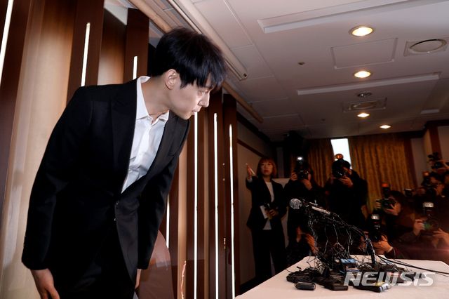 【서울=뉴시스】김병문 수습기자 = 그룹 'JYJ' 멤버 박유천이 마약 투약 혐의로 구속된 남양유업 창업주의 외손녀 황하나씨 사건과 관련해 10일 오후 서울 중구 한국프레스센터에서 열린 기자회견에 참석해 고개를 숙이고 있다.&nbsp; 황씨는 유명 연예인 A가 마약 투약을 권유했다고 주장했고 일부에서 박유천을 A로 지목했다. 2019.04.10.&nbsp; dadazon@newsis.com