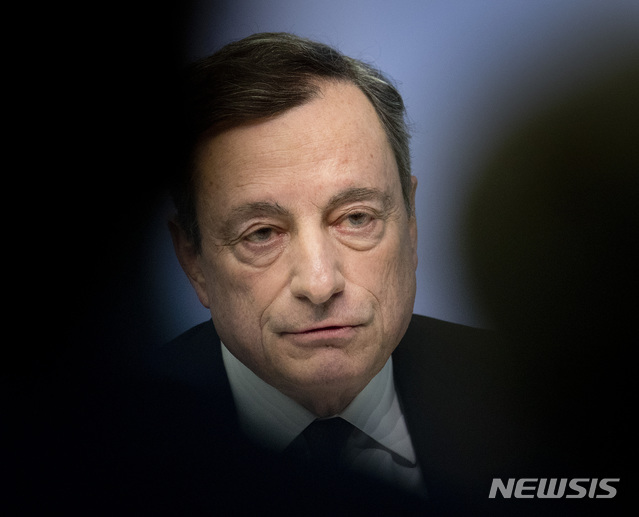 【프랑크푸르트=AP/뉴시스】마리오 드라기 유럽중앙은행(ECB) 총재가 4월10일(현지시간) 독일 프랑크푸르트에서 ECB정책위원회 회의 후 기자회견을 열고 발언하고 있다. 2019.06.06.