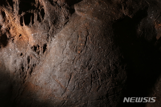 【서울=뉴시스】 울진 성류굴 내 각석 명문 - 정원 14년 무인 8월 25일 범렴행(貞元十四年戊寅八月卄五日梵廉行)