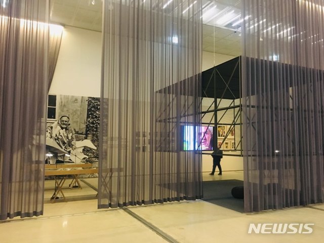 【서울=뉴시스】박현주미술전문기자= 덴마크 대표작가 아스거 욘(1914-1973)의 아시아 최초 개인전이 국립현대미술관 5전시실에서 열린다. 회화, 조각, 드로잉, 사진, 출판물, 도자, 직조, 아카이브 등 90여 점을 선보이는 이 전시는 투명한 공간 디자인 연출이 눈길을 끈다. 7m 길이 회색 커튼으로 공간을 구분해 아스거 욘의 다양한 매체를 구분없이 볼수 있게 꾸몄다.&nbsp;&nbsp;&nbsp; 