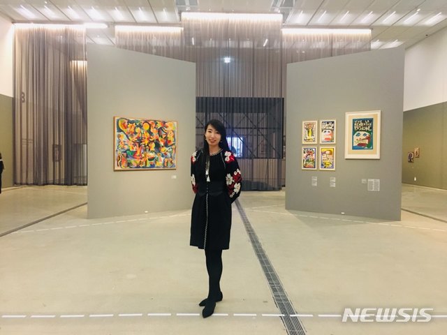 【서울=뉴시스】박현주 미술전문기자= 11일 덴마크 대표작가 아스거 욘 전시 공간을 디자인한 김용주 전시1과 디자인 기획관이 전시장 디자인을 설명하고 있다.