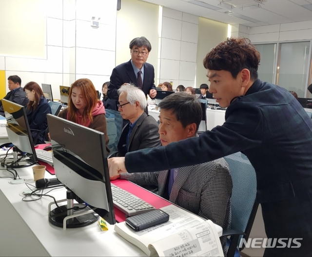 【안동=뉴시스】 경북교육청이 11일 에듀파인 의무도입 대상 사립유치원 관계자들에게 에듀파인 시스템 사용방법을 전해주고 있다. 2019.04.11 (사진=경북교육청 제공)  