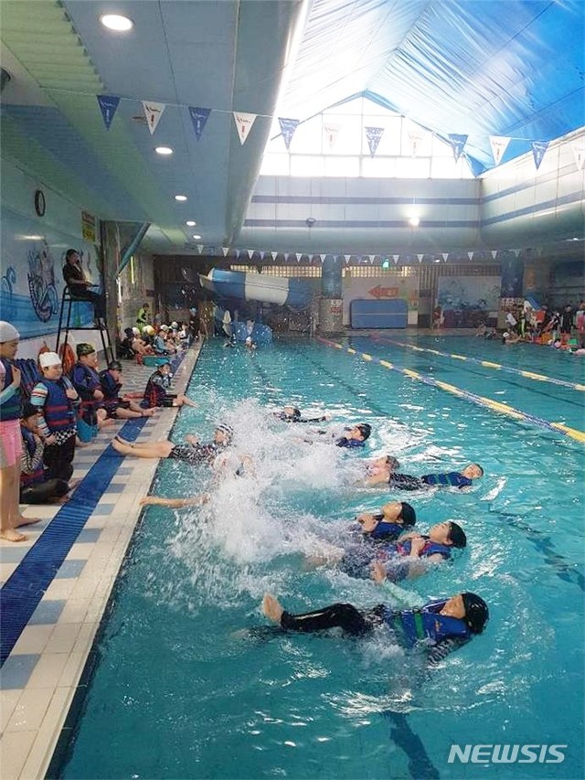 【광주=뉴시스】 송창헌 기자 = 광주시교육청이 초등학교 3학년에서 6학년 전체 학생을 대상으로 광주체육고 수영장 등 광주지역 18개 수영장에서 생존수영교육을 본격적으로 진행한다고 11일 밝혔다. 생존수영 수업을 받고 있는 초등학생들. 2019.04.11 (사진=광주시교육청 제공)photo@newsis.com