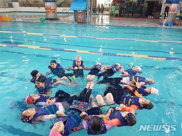 【광주=뉴시스】 송창헌 기자 = 광주시교육청이 초등학교 3학년에서 6학년 전체 학생을 대상으로 광주체육고 수영장 등 광주지역 18개 수영장에서 생존수영교육을 본격적으로 진행한다고 11일 밝혔다. 생존수영 수업을 받고 있는 초등학생들. 2019.04.11 (사진=광주시교육청 제공)photo@newsis.com