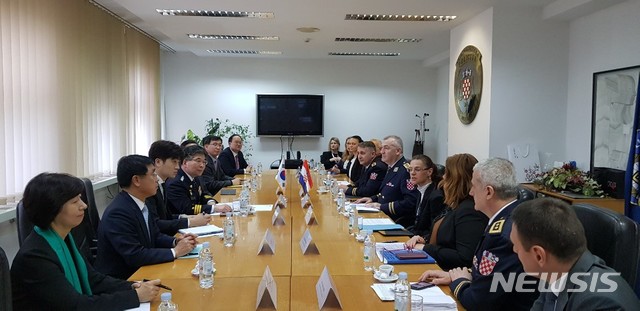 【서울=뉴시스】심동준 기자 = 민갑룡 경찰청장이 11일(현지시간) 크로아티아 경찰청에서 니콜라 밀리나 크로아티아 경찰청장과 '관광치안협력 업무협약(MOU)'과 치안 협력에 관해 논의하고 있다. 2019.04.11 (사진 = 경찰청 제공)s.won@newsis.com