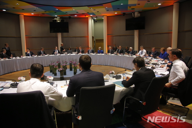 【브뤼셀=AP/뉴시스】 10일(현지시간) 벨기에 브뤼셀에서 유럽연합(EU) 특별정상회의를 위해 모인 EU 정상들이 원탁에 모여있다. 이날 EU27은 브렉시트를 10월31일까지 재연기하는 방안에 합의했다. 2019.04.11.