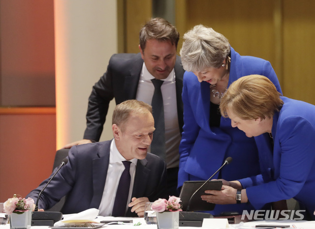 【브뤼셀=AP/뉴시스】 10일(현지시간) 브뤼셀에서 열린 유럽연합(EU) 특별정상회담에서 (오른쪽부터) 앙겔라 메르켈 독일 총리, 테리사 메이 영국 총리, 그자비에 베텔 룩셈부르크 총리, 도날트 투스크 EU 정상회의 상임의장이 머리를 마주대고 있다. 투스크 의장은 이날 트위터에 "EU 27개 회원국은 리스본 조약 50조에 따른 영국의 탈퇴 연기에 합의했다"고 밝혔다. 2019.04.11.