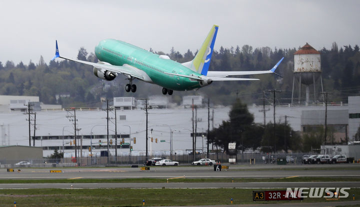 [시애틀=AP/뉴시스]스페인 항공사 에어유로파 여객기가 1일 마드리드에서 우루과이 수도로 향하던 중 강한 난기류에 부딪혀 브라질에 비상착륙한 후 승객 30명이 부상을 입었다. 사진은 스페인에 본사를 둔 에어유로파 항공사를 위해 제작되고 있는 보잉 737 맥스(MAX)8 기종이 2019년 4월10일 미국 시애틀 보잉필드에서 시험 비행을 위해 이륙하는 모습. 2024.07.02.