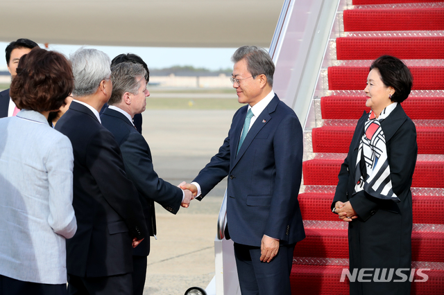 【메릴랜드(미국)=뉴시스】박진희 기자 = 문재인 대통령이 부인 김정숙 여사와 함께 10일 오후(현지시각) 한미 정상회담을 위해 미국 메릴랜드주 앤드루스 공군기지에 도착해 라울러 미 의전장과 악수하고 있다. 2019.04.10.&nbsp; pak7130@newsis.com 