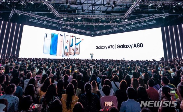 【서울=뉴시스】삼성전자 IM부문장 고동진 사장이 10일(현지시각) 태국 방콕에서 진행된 'A 갤럭시 이벤트' 참석자들이 '갤럭시 A80'와 '갤럭시 A70'를 소개하고 있다. 2019.04.11. (사진=삼성전자 제공) photo@newsis.com