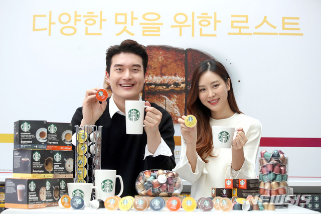 【서울=뉴시스】김선웅 기자 = 11일 서울 종로구 송원아트센터에서 네슬레코리아 모델들이 가정에서 즐기는 스타벅스 앳 홈 캡슐 커피 신제품을 소개하고 있다. 2019.04.11. mangusta@newsis.com