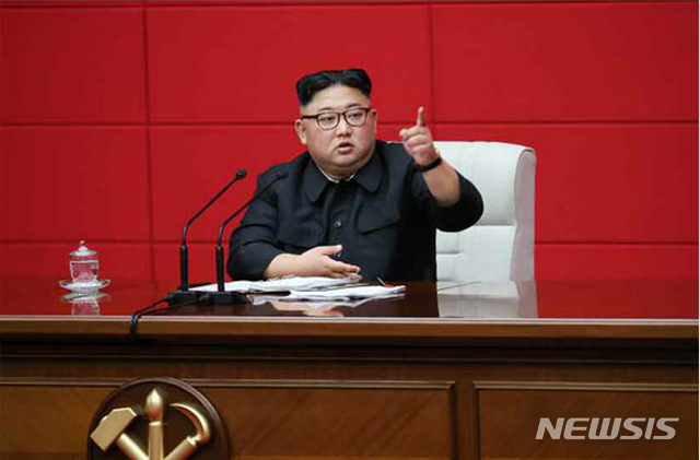 【서울=뉴시스】 북한 노동신문은 김정은 국무위원장이 지난 10일 노동당 중앙위원회 본부 청사에서 '조선노동당 중앙위원회 제7기 제4차 전원회의'를 주재했다고 11일 보도했다. 김 위원장은 이날 회의에서 2차 북미 정상회담의 기본 취지와 당의 입장을 밝히며 "우리의 힘과 기술, 자원에 의거한 자립적 민족경제에 토대하여 자력갱생의 기치 높이 사회주의 건설을 더욱 줄기차게 전진시켜 나감으로써 제재로 우리를 굴복시킬 수 있다고 혈안이 되어 오판하는 적대세력들에 심각한 타격을 주어야 한다"고 말했다. 2019.04.11. (출처=노동신문) photo@newsis.com