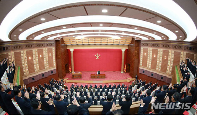 【서울=뉴시스】 북한 노동신문은 김정은 국무위원장이 지난 10일 노동당 중앙위원회 본부 청사에서 '조선노동당 중앙위원회 제7기 제4차 전원회의'를 주재했다고 11일 보도했다.  김 위원장은 이날 회의에서 2차 북미 정상회담의 기본 취지와 당의 입장을 밝히며 "우리의 힘과 기술, 자원에 의거한 자립적 민족경제에 토대하여 자력갱생의 기치 높이 사회주의 건설을 더욱 줄기차게 전진시켜 나감으로써 제재로 우리를 굴복시킬 수 있다고 혈안이 되어 오판하는 적대세력들에 심각한 타격을 주어야 한다"고 말했다. 2019.04.11. (출처=노동신문)  photo@newsis.com