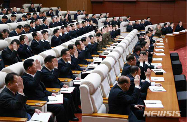 【서울=뉴시스】 북한 노동신문은 김정은 국무위원장이 지난 10일 노동당 중앙위원회 본부 청사에서 '조선노동당 중앙위원회 제7기 제4차 전원회의'를 주재했다고 11일 보도했다. 김 위원장은 이날 회의에서 2차 북미 정상회담의 기본 취지와 당의 입장을 밝히며 "우리의 힘과 기술, 자원에 의거한 자립적 민족경제에 토대하여 자력갱생의 기치 높이 사회주의 건설을 더욱 줄기차게 전진시켜 나감으로써 제재로 우리를 굴복시킬 수 있다고 혈안이 되어 오판하는 적대세력들에 심각한 타격을 주어야 한다"고 말했다. 2019.04.11. (출처=노동신문) photo@newsis.com