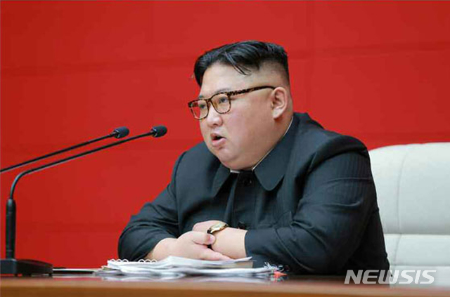 【서울=뉴시스】 북한 노동신문은 김정은 국무위원장이 지난 10일 노동당 중앙위원회 본부 청사에서 '조선노동당 중앙위원회 제7기 제4차 전원회의'를 주재했다고 11일 보도했다.&nbsp; 김 위원장은 이날 회의에서 2차 북미 정상회담의 기본 취지와 당의 입장을 밝히며 "우리의 힘과 기술, 자원에 의거한 자립적 민족경제에 토대하여 자력갱생의 기치 높이 사회주의 건설을 더욱 줄기차게 전진시켜 나감으로써 제재로 우리를 굴복시킬 수 있다고 혈안이 되어 오판하는 적대세력들에 심각한 타격을 주어야 한다"고 말했다. 2019.04.11. (출처=노동신문)&nbsp; photo@newsis.com