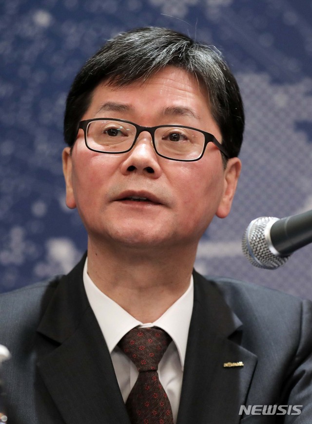 【서울=뉴시스】 고범준 기자 = 11일 오전 서울 중구 롯데호텔에서 열린 '제34차 OSJD 사장단회의' 기자회견에서 손병석 코레일 사장이 취재진 질문에 답변하고 있다. 국제철도협력기구(OSJD)는 1956년 유럽과 아시아간 국제철도 운행을 위해 창설된 국제기구로서 이번 회의의 슬로건은 '평화로! 번영으로!(Toward the Future of Peace and Prosperity)'이다. 2019.04.11. bjko@newsis.com