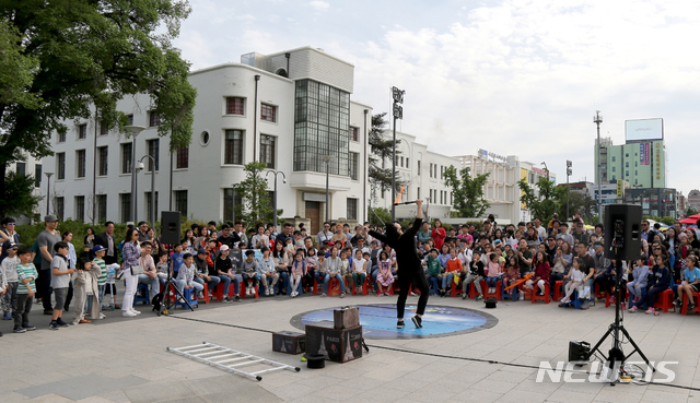 【광주=뉴시스】류형근 기자 = 광주문화재단은 광주 거리를 문화·예술로 물들이는 2019광주프린지페스티벌이 '웃음꽃 피는 아시아'를 주제로 20일 오후 5·18민주광장에서 개막한다고 11일 밝혔다. 사진은 지난해 프린지페스티벌. 2019.04.11 (사진=광주문화재단 제공) photo@newsis.com