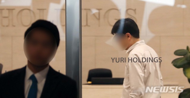 【서울=뉴시스】박주성 기자 = 가수 승리 등의 횡령 혐의를 수사중인 경찰이 11일 유리홀딩스를 압수수색하고 있다고 밝혔다. 사진은 압수수색이 진행중인 강남구 유리홀딩스 모습. 2019.04.11.&nbsp; park7691@newsis.com