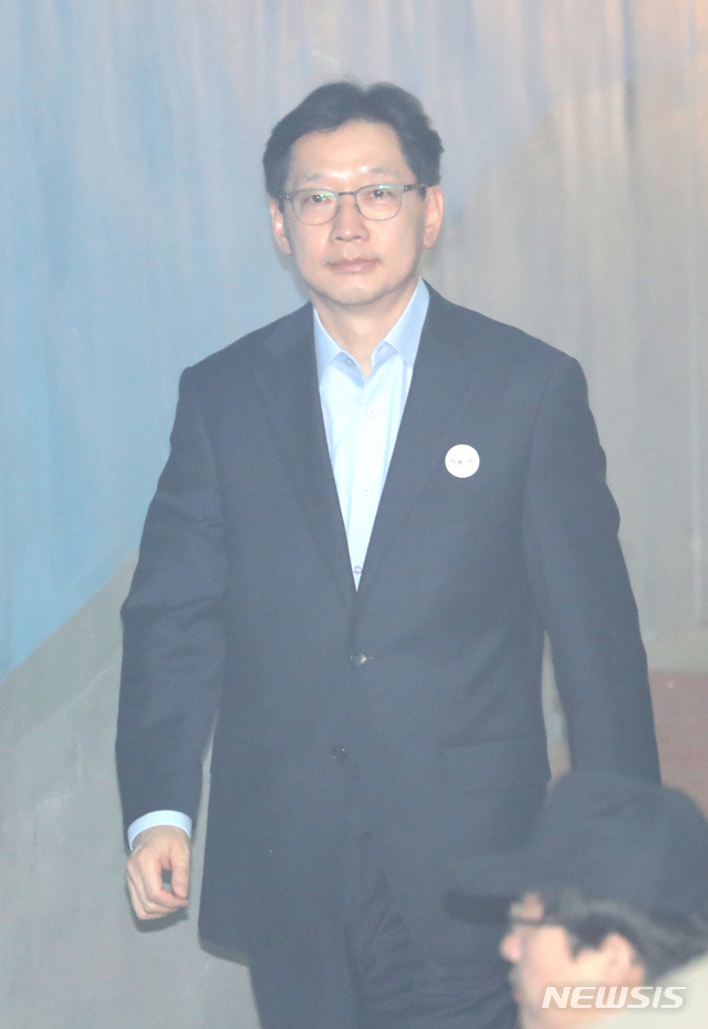 【서울=뉴시스】 전진환 기자 = 드루킹 일당과 댓글 조작 혐의로 구속된 김경수 경지사가 지난 11일 오후 서울 서초구 서울고법에서 열리는 항소심 재판에 출석하고 있다. 2019.04.11. amin2@newsis.com